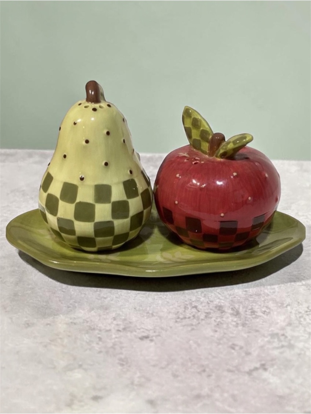 Vintage Cracker Barrel Apple Collection by Wendy Bentley Salt & Pepper Shakers